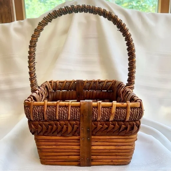 Hand Woven Basket with Handle Vintage Intricate Design EUC - Picture 3 of 14